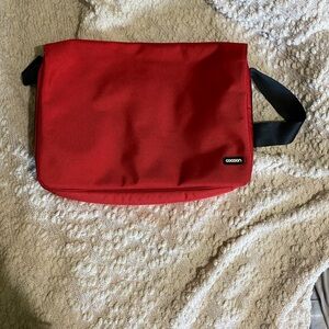 Cocoon Carrying Case (Messenger) for 13" Notebook Racing Red.